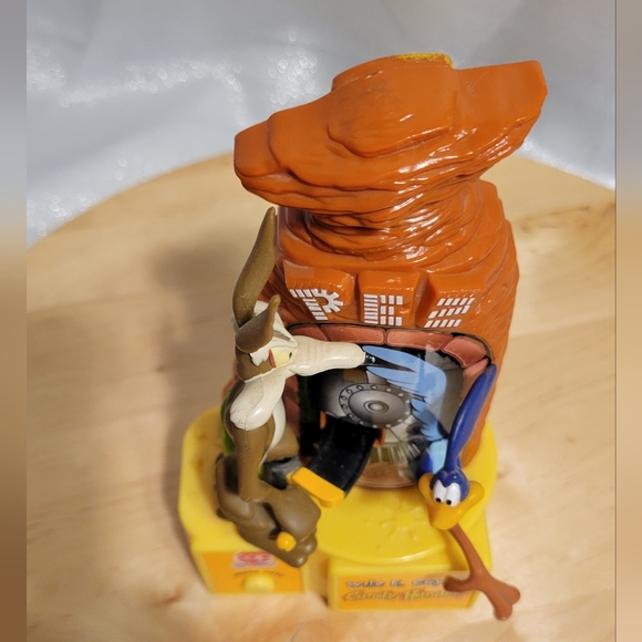 Pez 1998 Looney Tunes Wile E. Coyote and Road Runner Candy Hander - Picture 6 of 12
